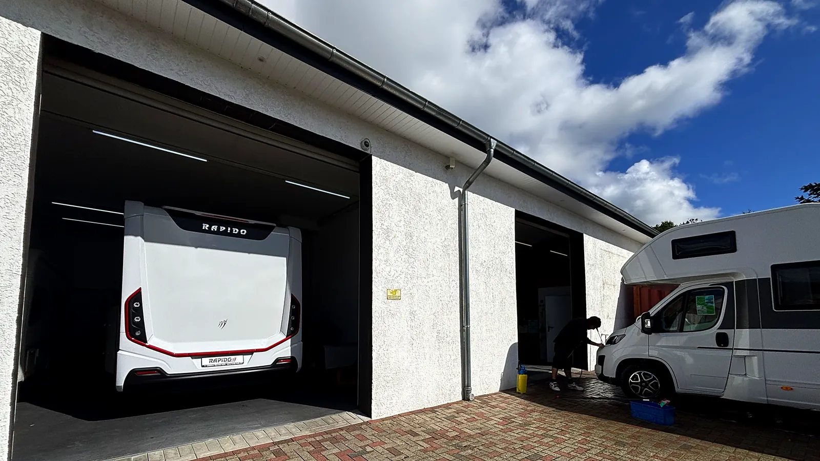 Fahrzeugaufbereitung bei Caravan Technik Mahl in Schuby – ein Wohnmobil wird vor der Übergabe gewaschen
