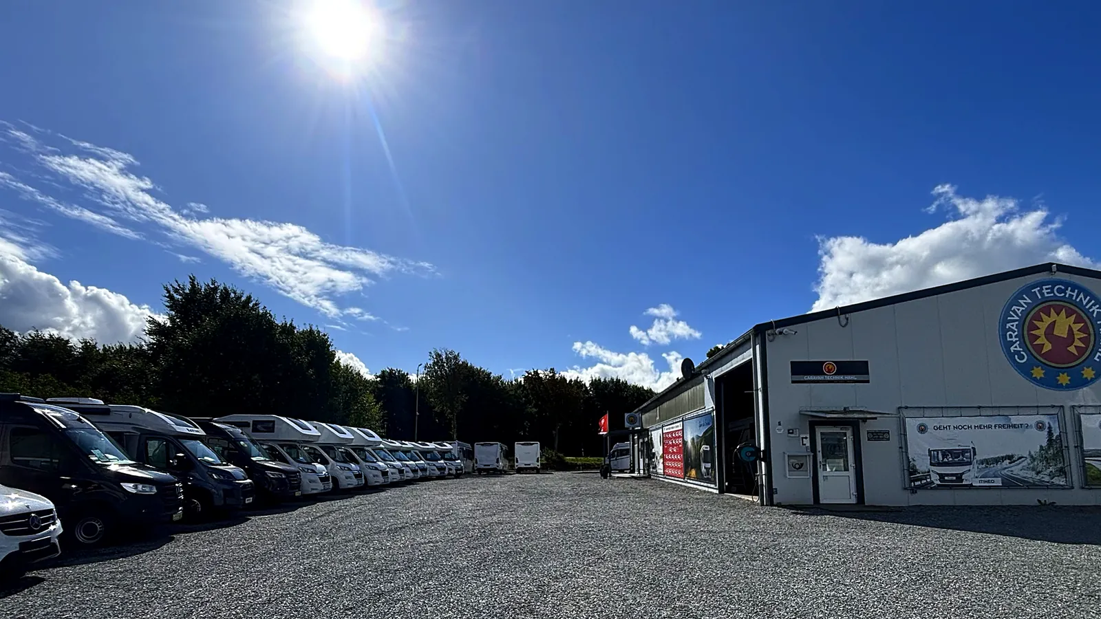 Verkaufshof von Caravan Technik Mahl in Schuby mit Wohnmobilen von Rapido, Itineo und Dreamer
