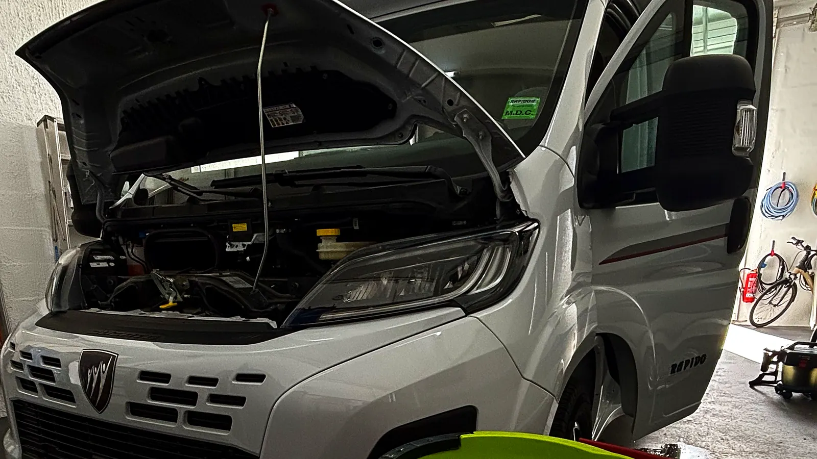 Wohnmobil in der Werkstatt von Caravan Technik Mahl in Schuby – Motorraum geöffnet